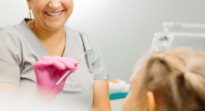 Une approche humaine, bienveillante et amusante pour qu’ils gardent un bon souvenir des rendez-vous chez le dentiste.