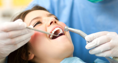 Pour le confort de votre enfant, les soins dentaires chez Dental Méd'Oc sont systématiquement réalisés en incluant une procédure de prise en charge permettant de limiter au maximum l’anxiété et l’agitation au cours de la séance.